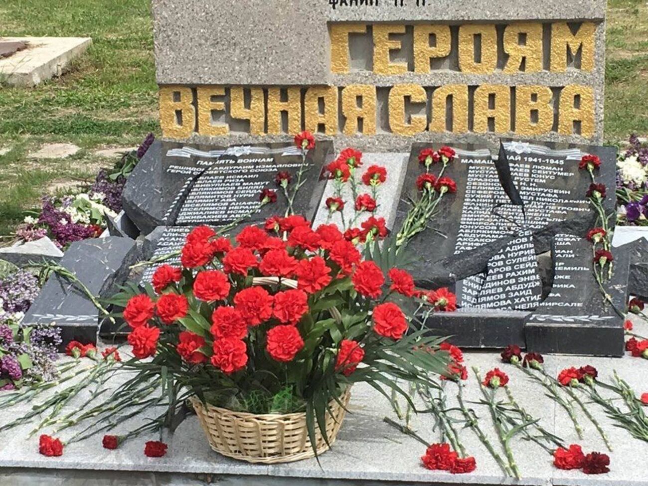 Обновленный памятник с крымскотатарскими именами не простоял и трех дней
