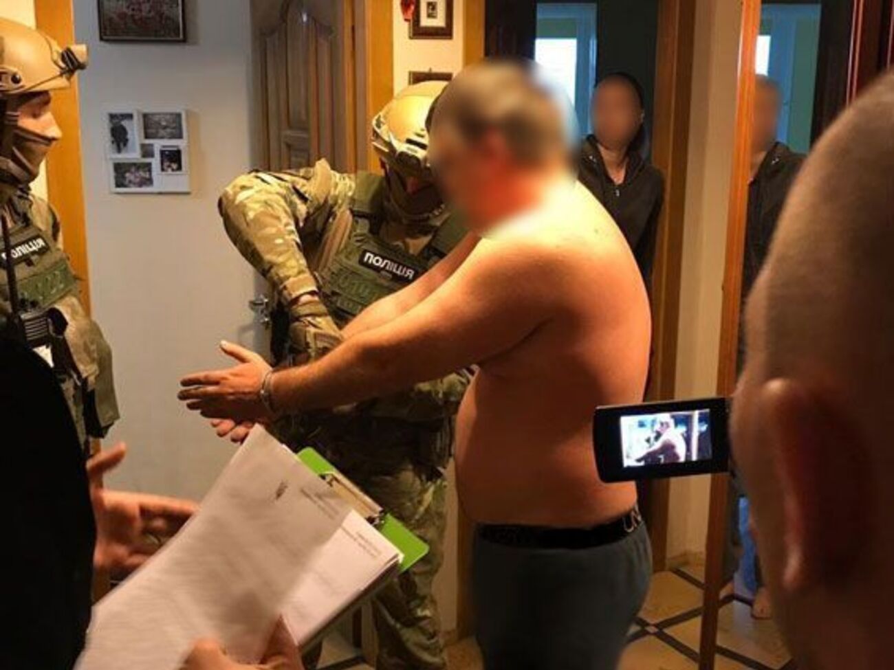 Підозрюваному загрожує до семи років позбавлення волі, його спільника розшукують