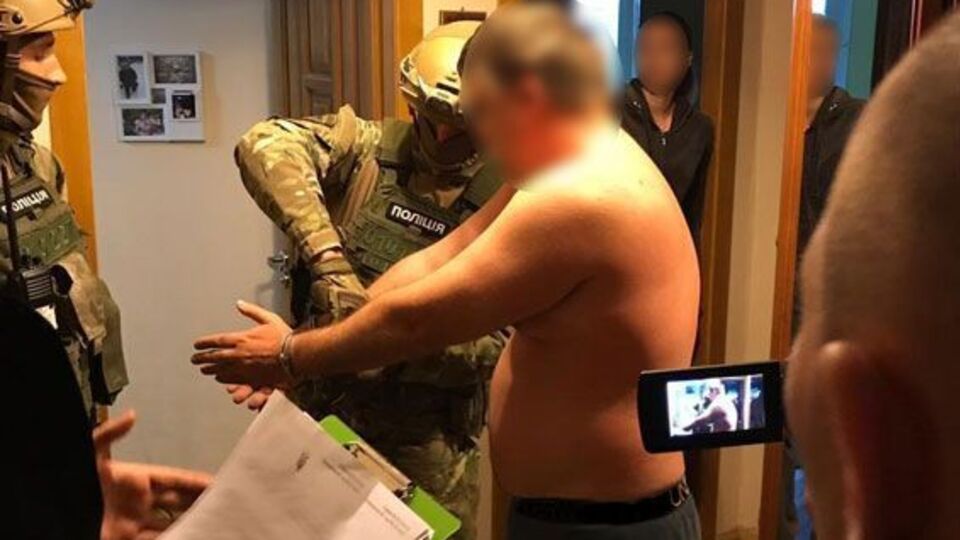 Підозрюваному загрожує до семи років позбавлення волі, його спільника розшукують