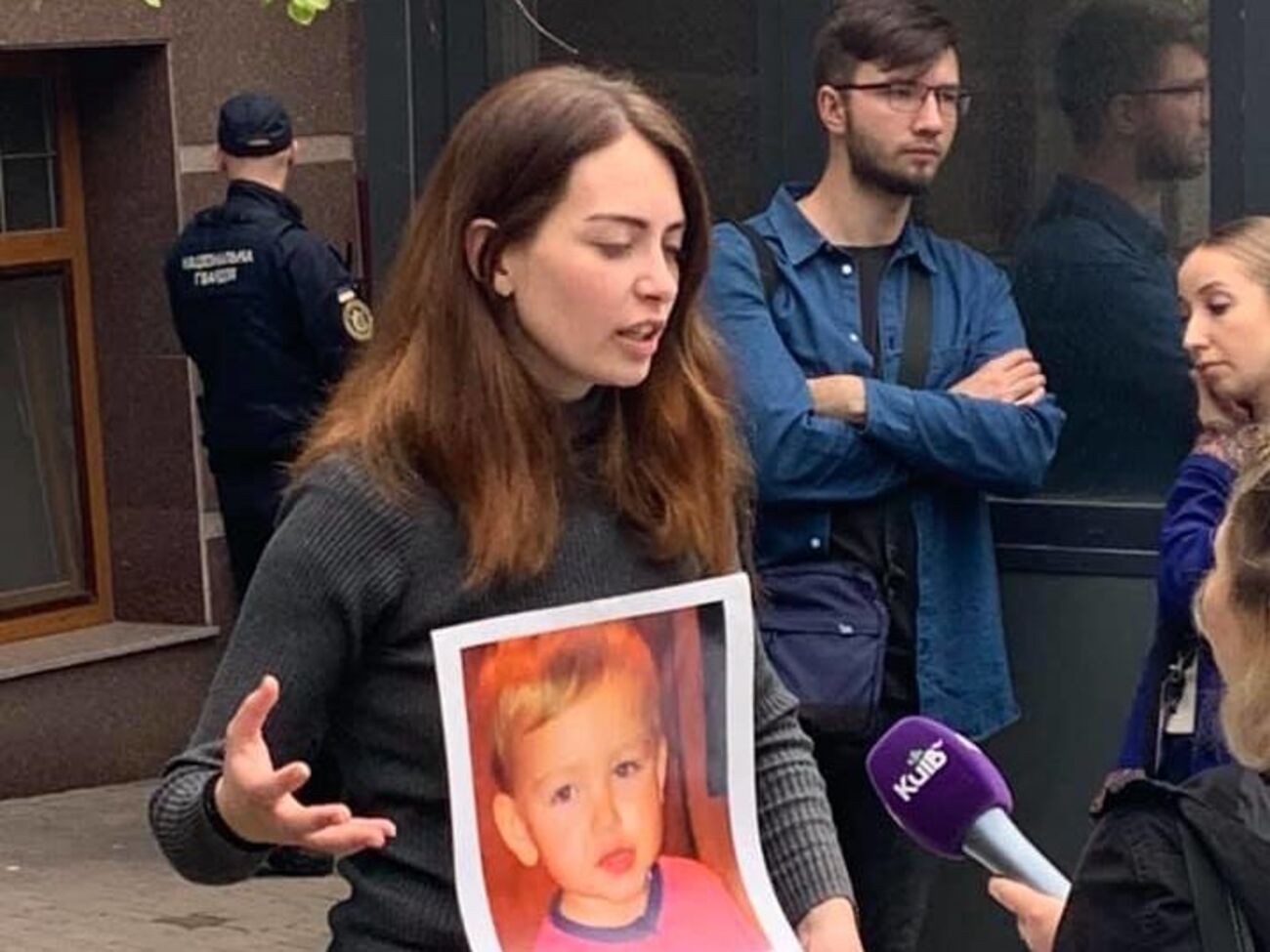 Жительница Запорожья требует, чтобы датские дипломаты пустили ее к сыну