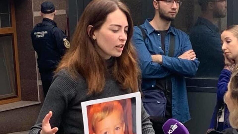 Жительница Запорожья требует, чтобы датские дипломаты пустили ее к сыну