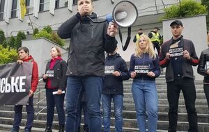 Участники акции оставили возле здания символические черные метки