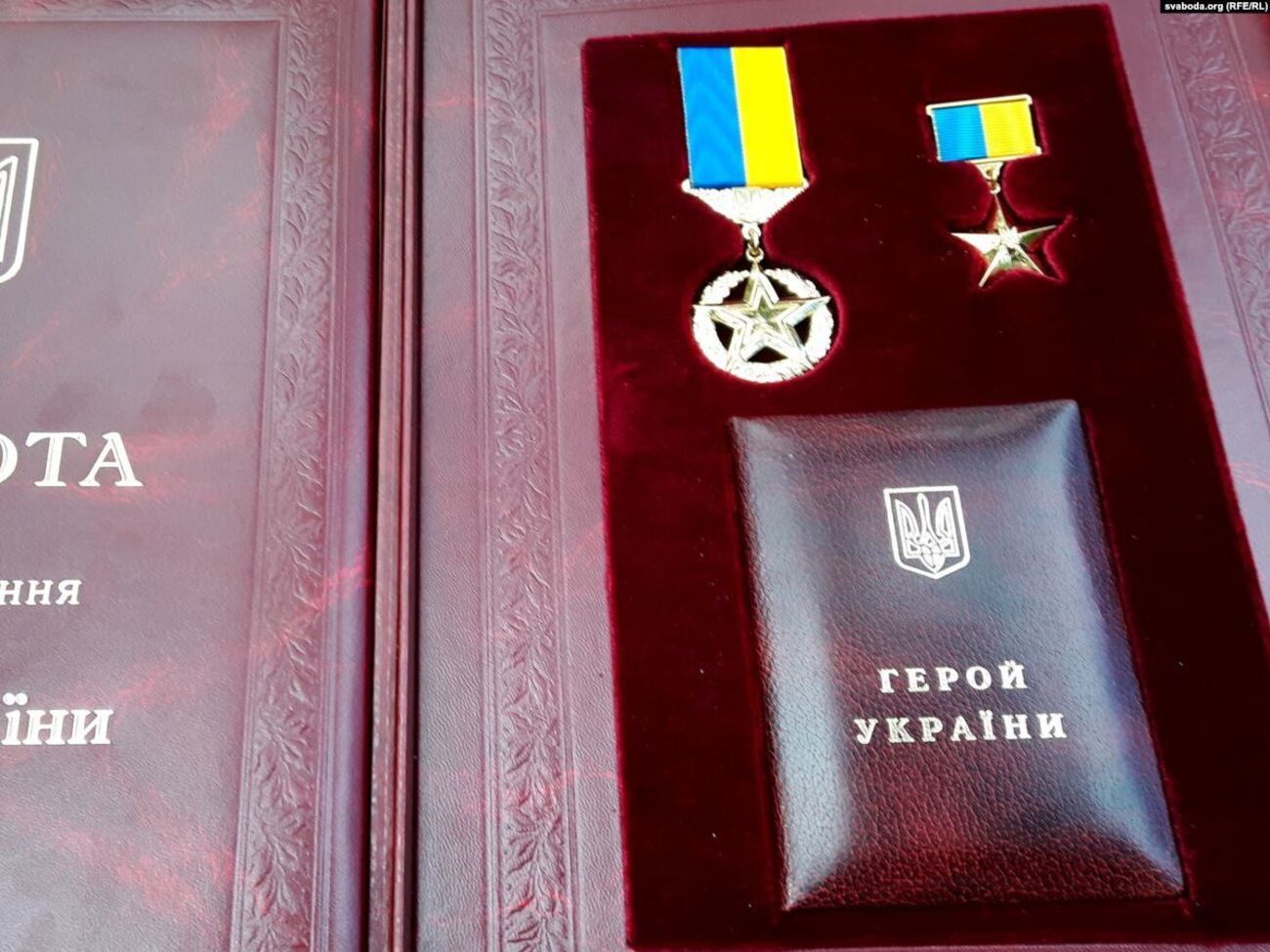 Звання "Герой України" посмертно присвоєно військовому і волонтеру, які загинули в Луганській області