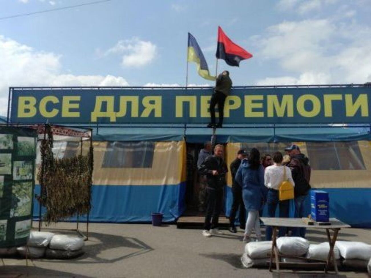 Намет установлено на площі Свободи в Харкові із 2014 року