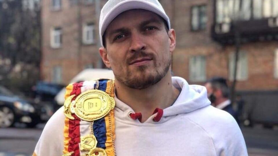 Поєдинок Усика (на фото) проти камерунця Карлоса Такама було заплановано на 25 травня
