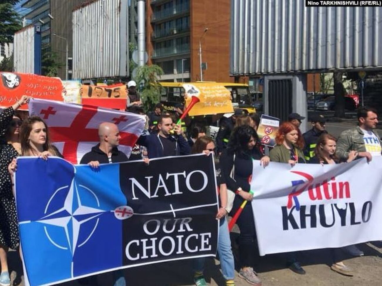 На контракцию в Тбилиси люди вышли с антироссийскими лозунгами и символикой НАТО