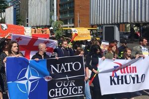 На контракцію у Тбілісі люди вийшли з антиросійськими гаслами та символікою НАТО