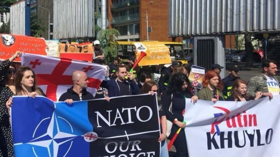 На контракцию в Тбилиси люди вышли с антироссийскими лозунгами и символикой НАТО