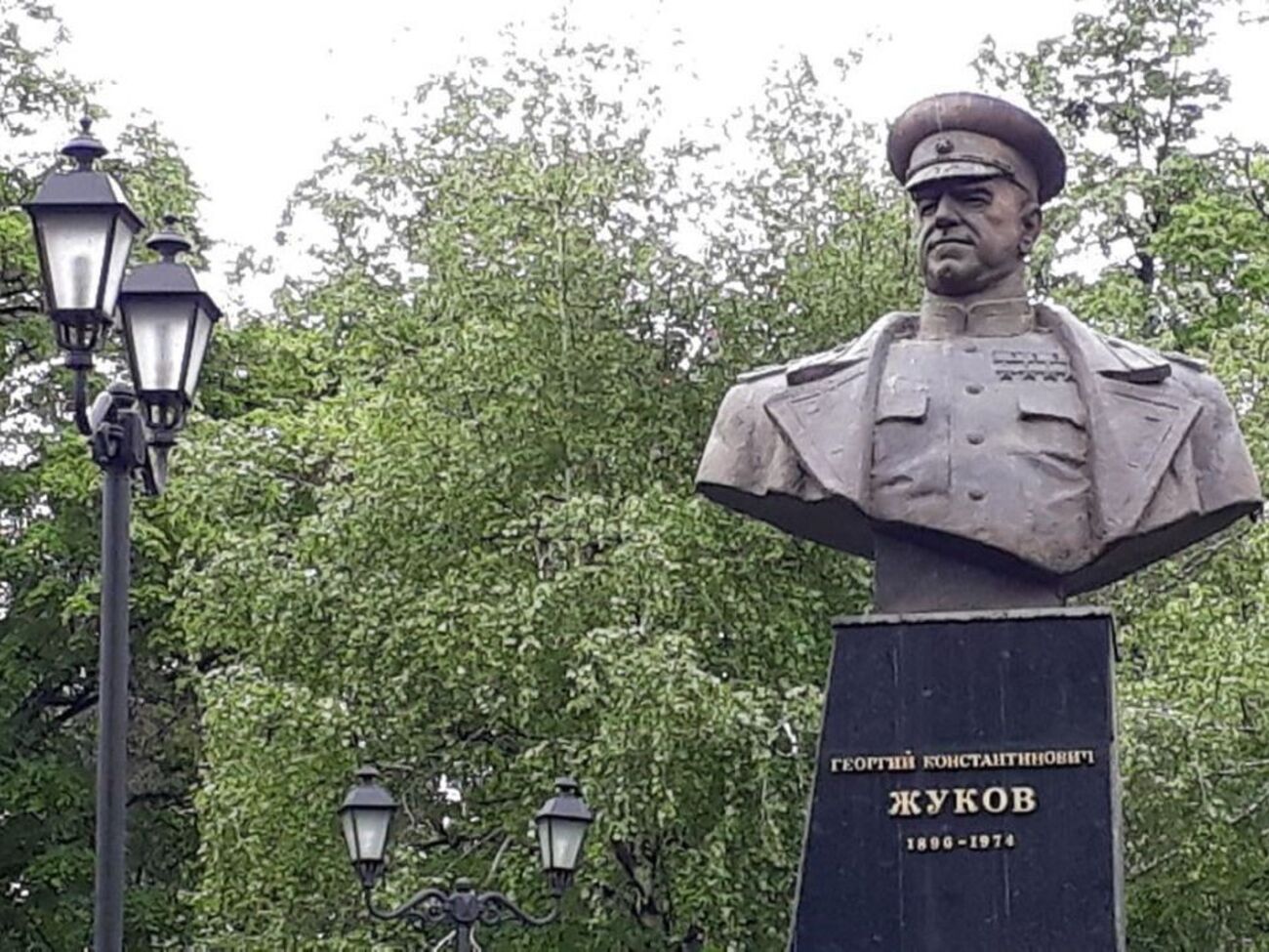 Пам'ятник Жукову залишився на проспекті, який раніше мав його ім'я