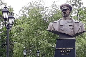 Памятник Жукову остался на проспекте, который раньше носил его имя