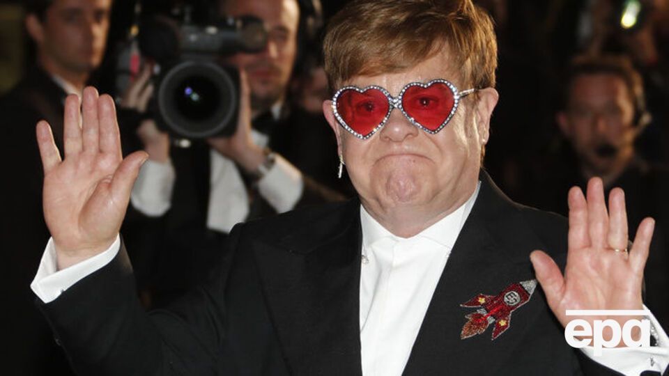 Елтон Джон обурений тим, що у РФ вкоротили оригінальну версію фільму про нього