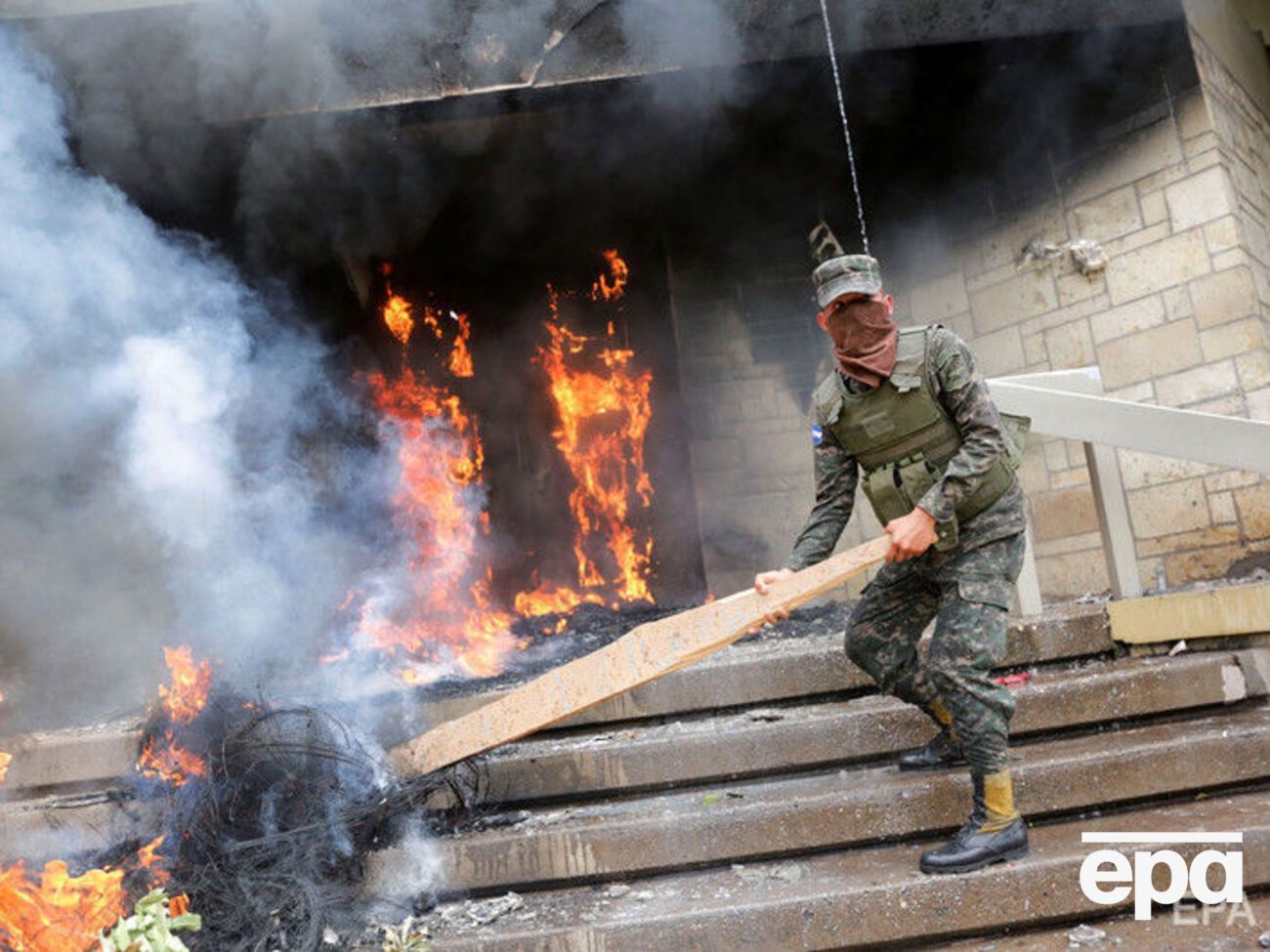 Вход в здание посольства США поврежден огнем