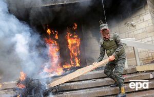 Вход в здание посольства США поврежден огнем