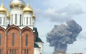 Над заводом поднялся столб дыма