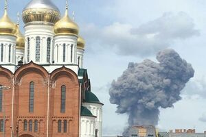 Над заводом піднявся стовп диму