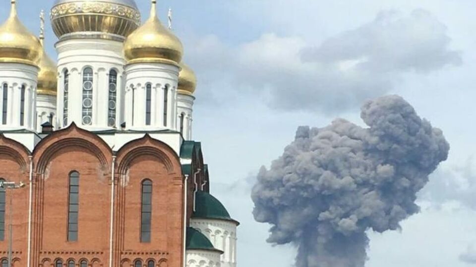 Над заводом поднялся столб дыма