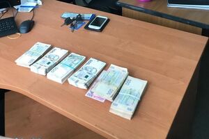 Урядовців затримали на робочому місці