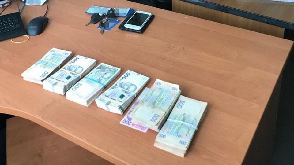 Урядовців затримали на робочому місці