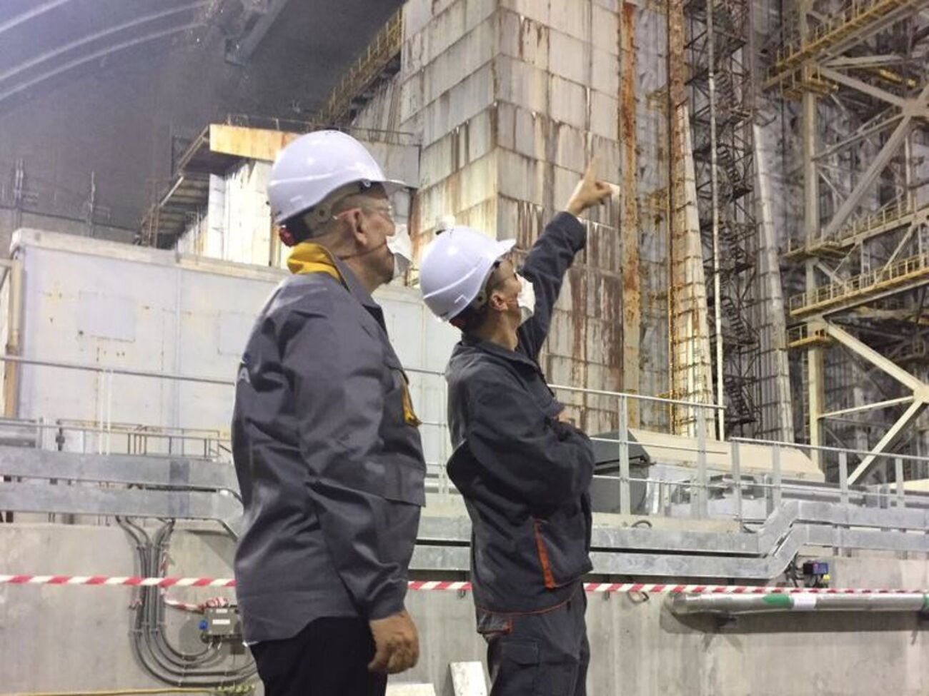 Ле Дриан осматривал арку