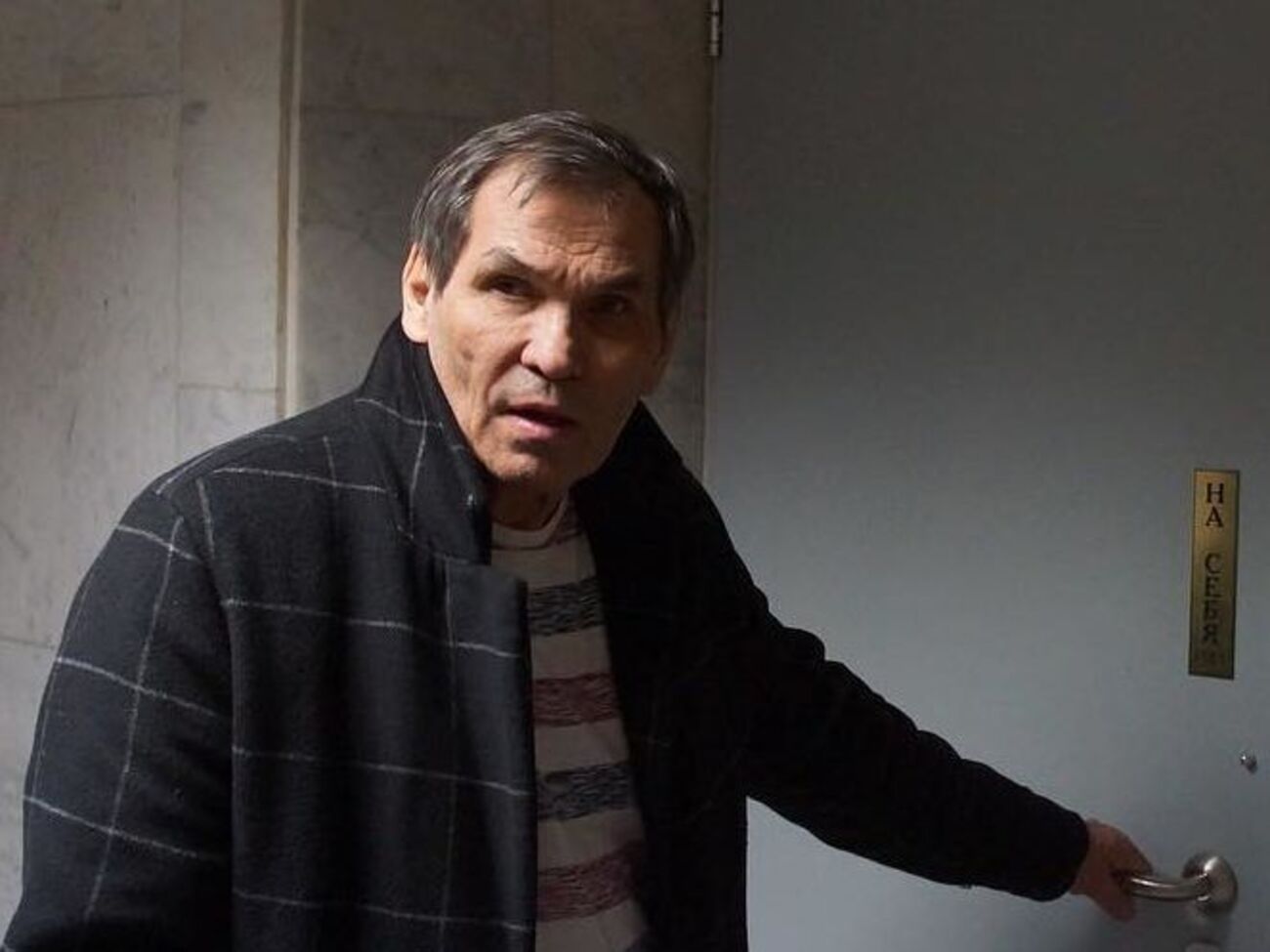 По словам сына Алибасова, у продюсера нет проблем с дыхательными путями и желудком, но есть сложности с заживлением кишечника