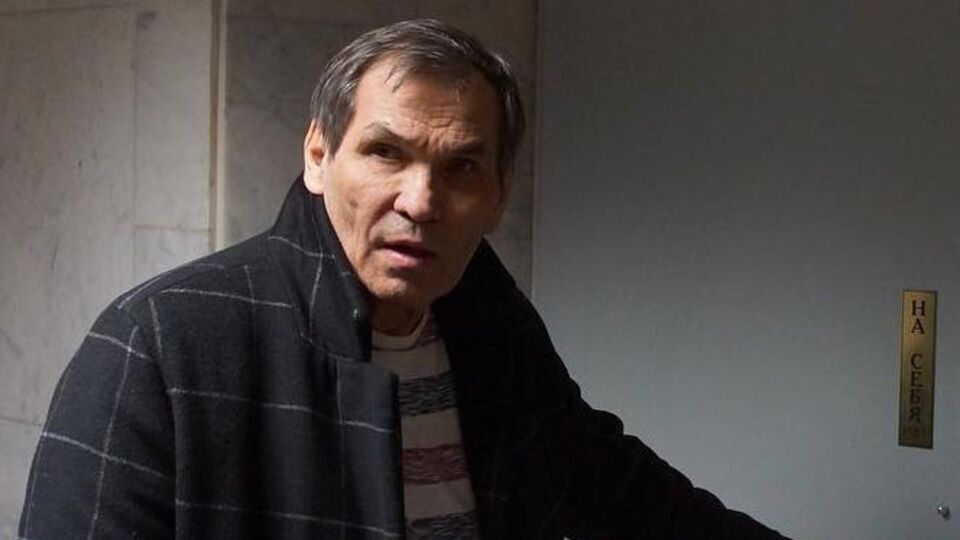 За словами сина Алібасова, у продюсера немає проблем із дихальними шляхами і шлунком, але є складнощі із загоєнням кишечника