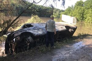 Микроавтобус Mercedes-Benz Sprinter, который вез канистры с химикатами, съехал в пруд и перевернулся