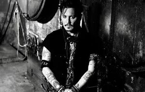 Депп спел песню Боуи