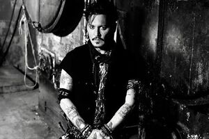 Депп спел песню Боуи