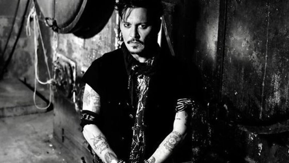 Депп спел песню Боуи