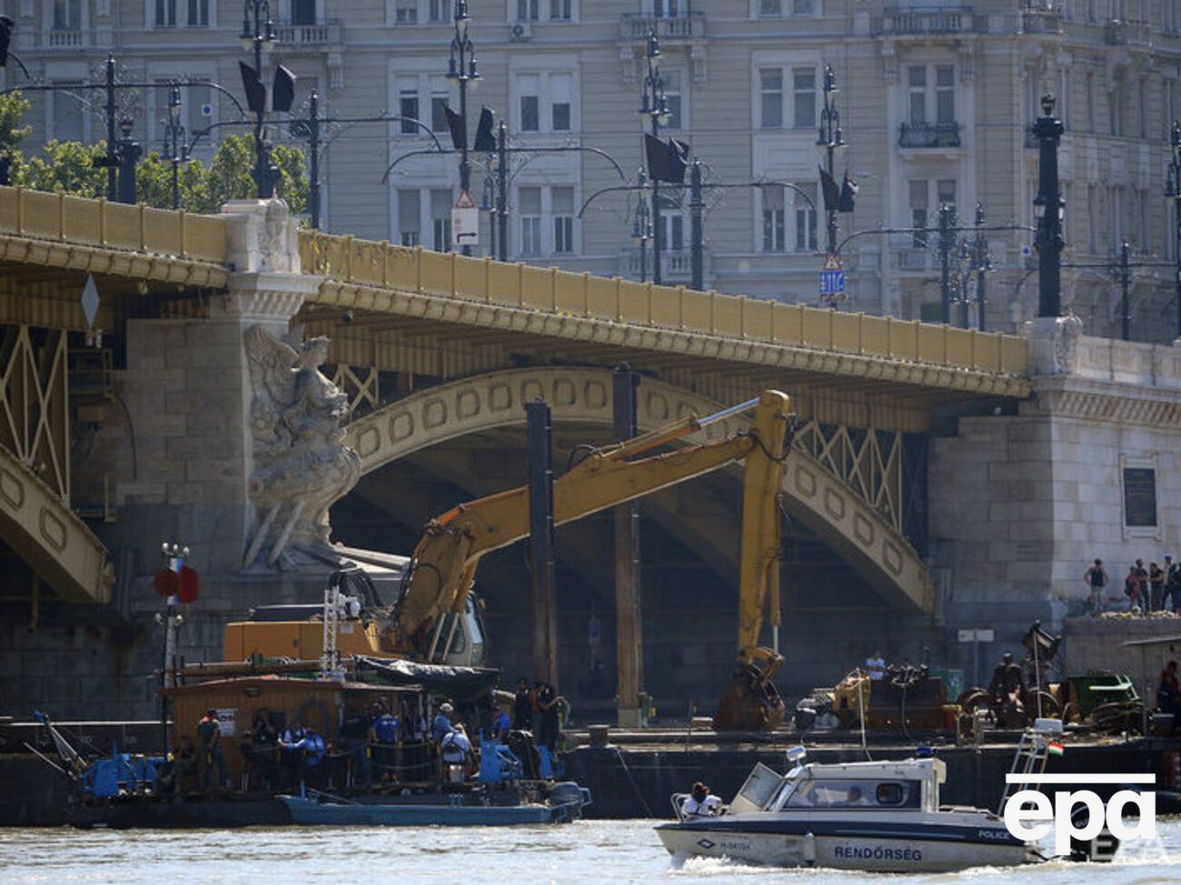 Спасатели готовятся поднимать затонувшее судно со дна Дуная