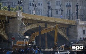 Спасатели готовятся поднимать затонувшее судно со дна Дуная