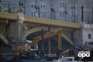 Спасатели готовятся поднимать затонувшее судно со дна Дуная