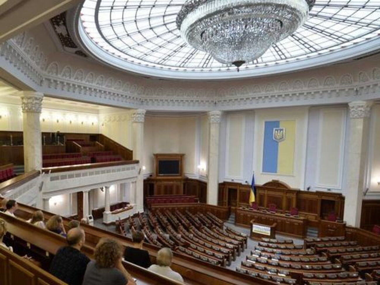 Поліцейські обстежують будівлю і прилеглу територію