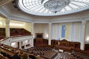 Поліцейські обстежують будівлю і прилеглу територію