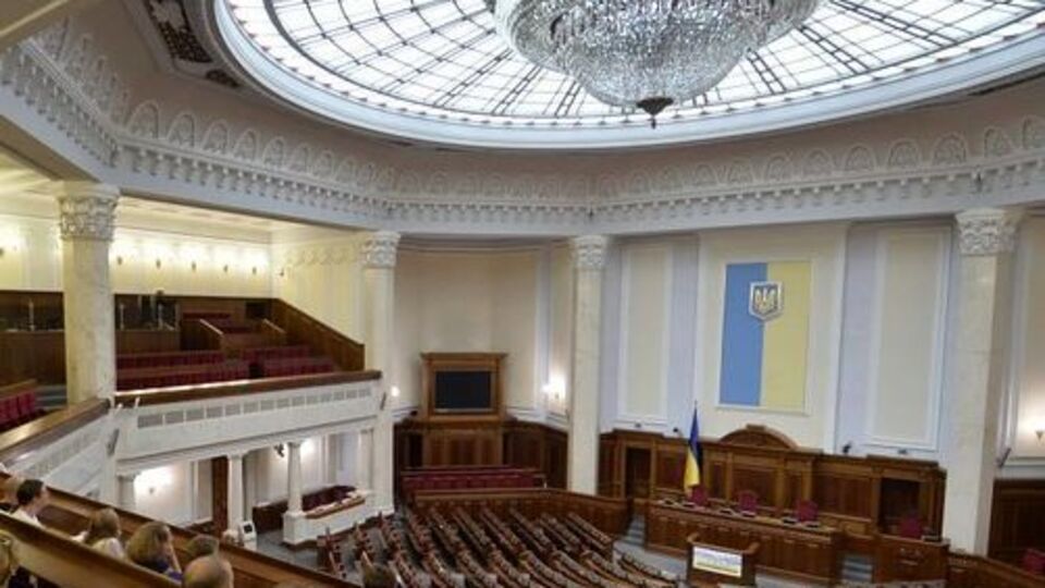 Поліцейські обстежують будівлю і прилеглу територію