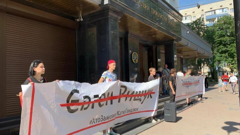 Активисты под Генпрокуратурой требовали объявить подозрения заказчикам убийства Гандзюк. Фоторепортаж