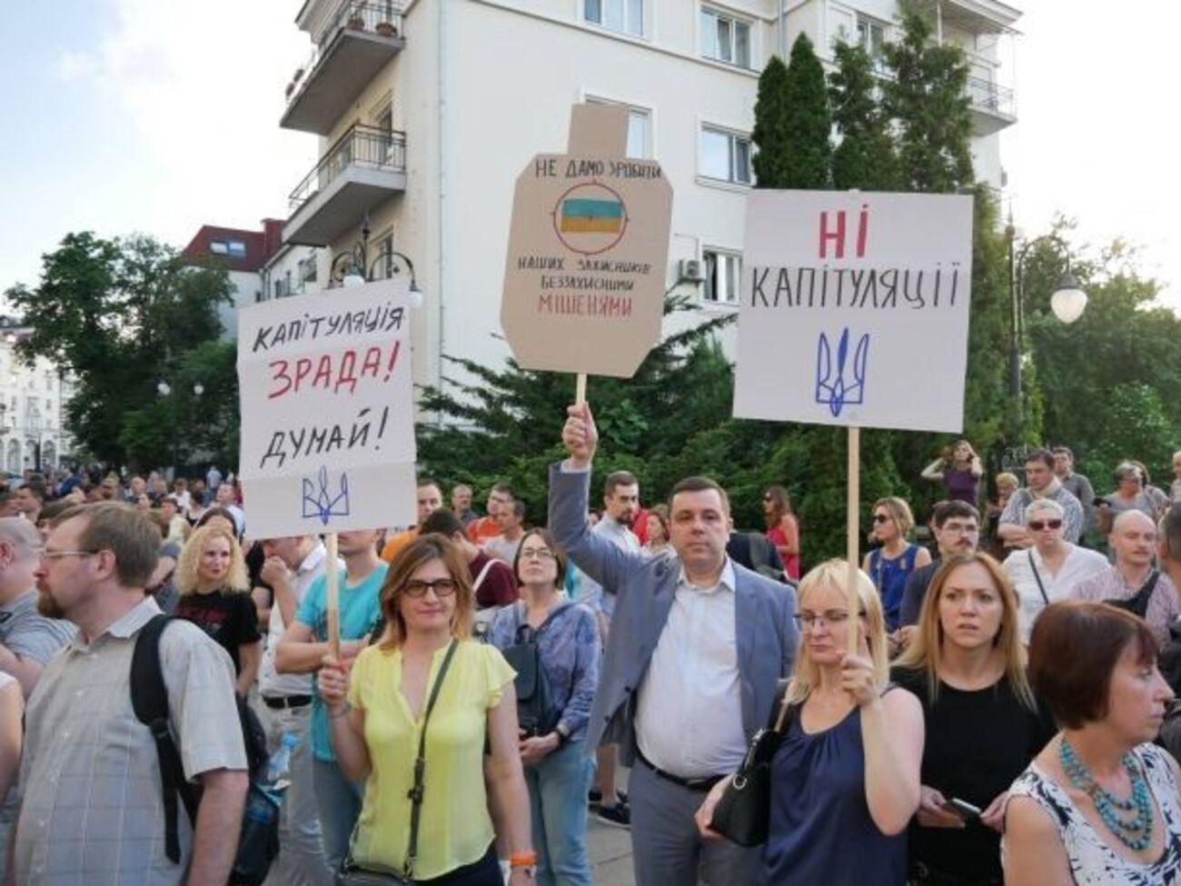 Активісти скандували: "Вово, у нас іде війна, зачекає шаурма, "Ні" капітуляції – слава нації"