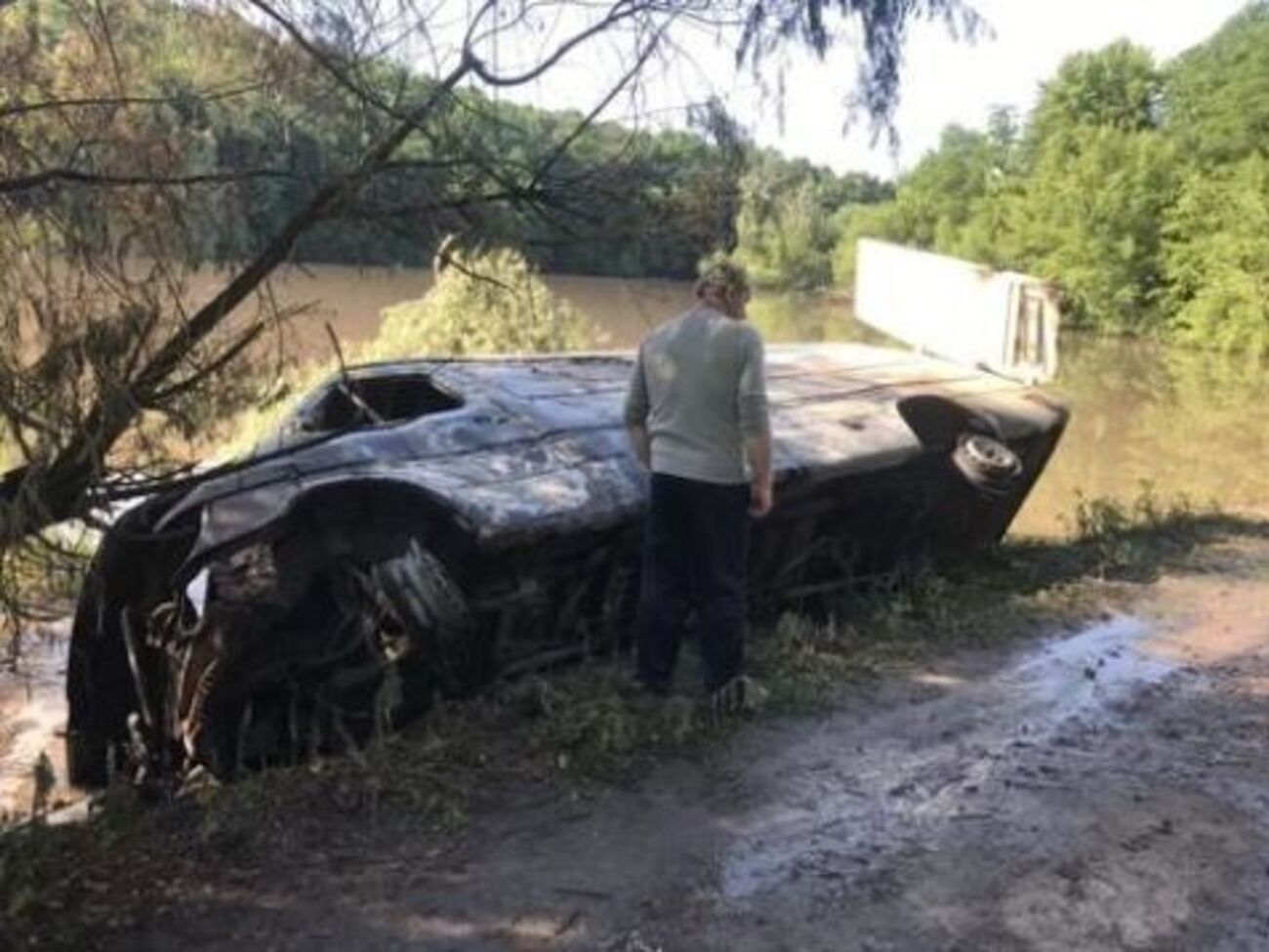 Микроавтобус Mercedes-Benz Sprinter, который вез канистры с химикатами, съехал в пруд и перевернулся