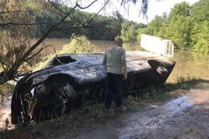 Микроавтобус Mercedes-Benz Sprinter, который вез канистры с химикатами, съехал в пруд и перевернулся