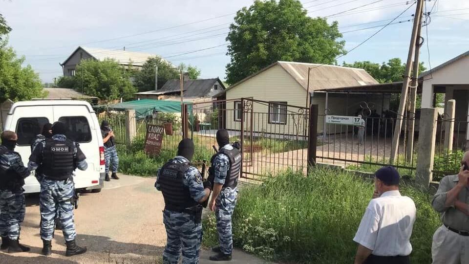 Российские силовики задержали восемь человек