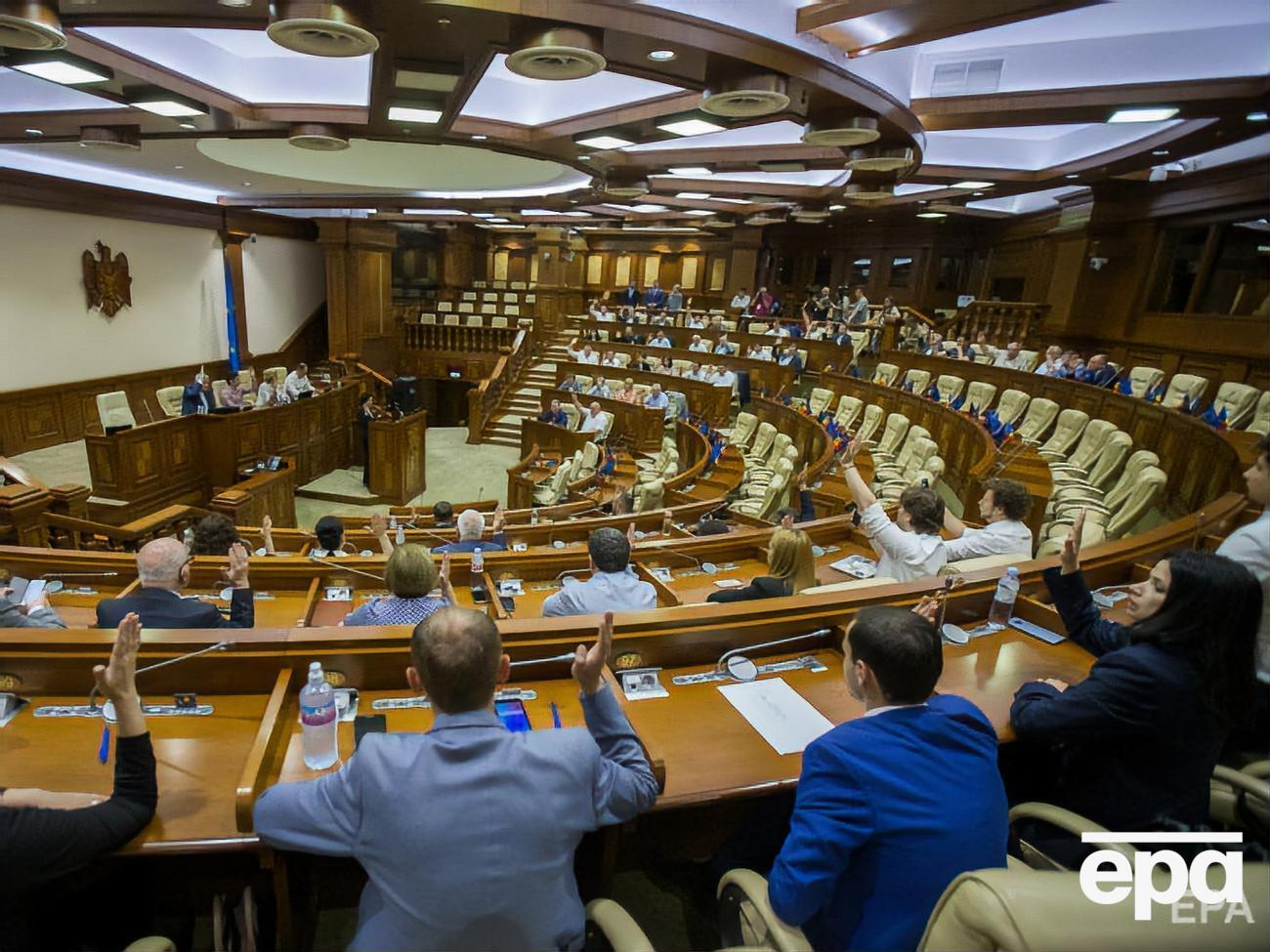 Конституційний суд Молдови передав повноваження президента в.о. прем'єр-міністра, який першим указом розпустив парламент