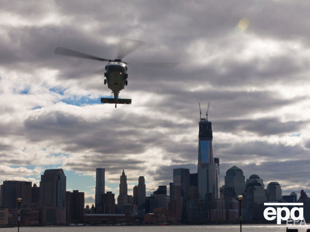 Вертолет совершил аварийную посадку и загорелся