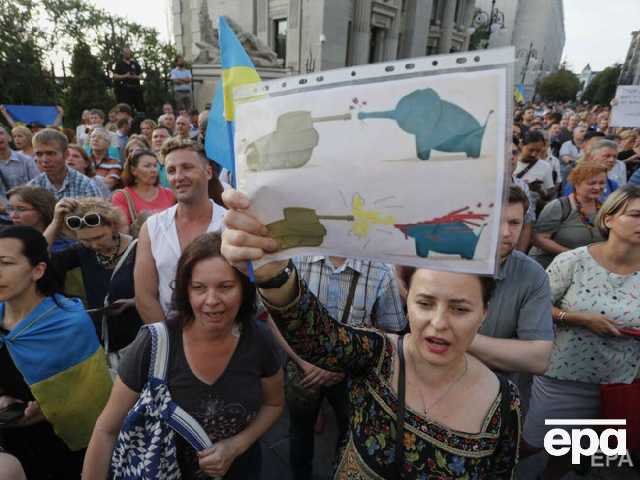 Протестующие требовали обеспечить возможность ВСУ адекватно реагировать на вражеские обстрелы