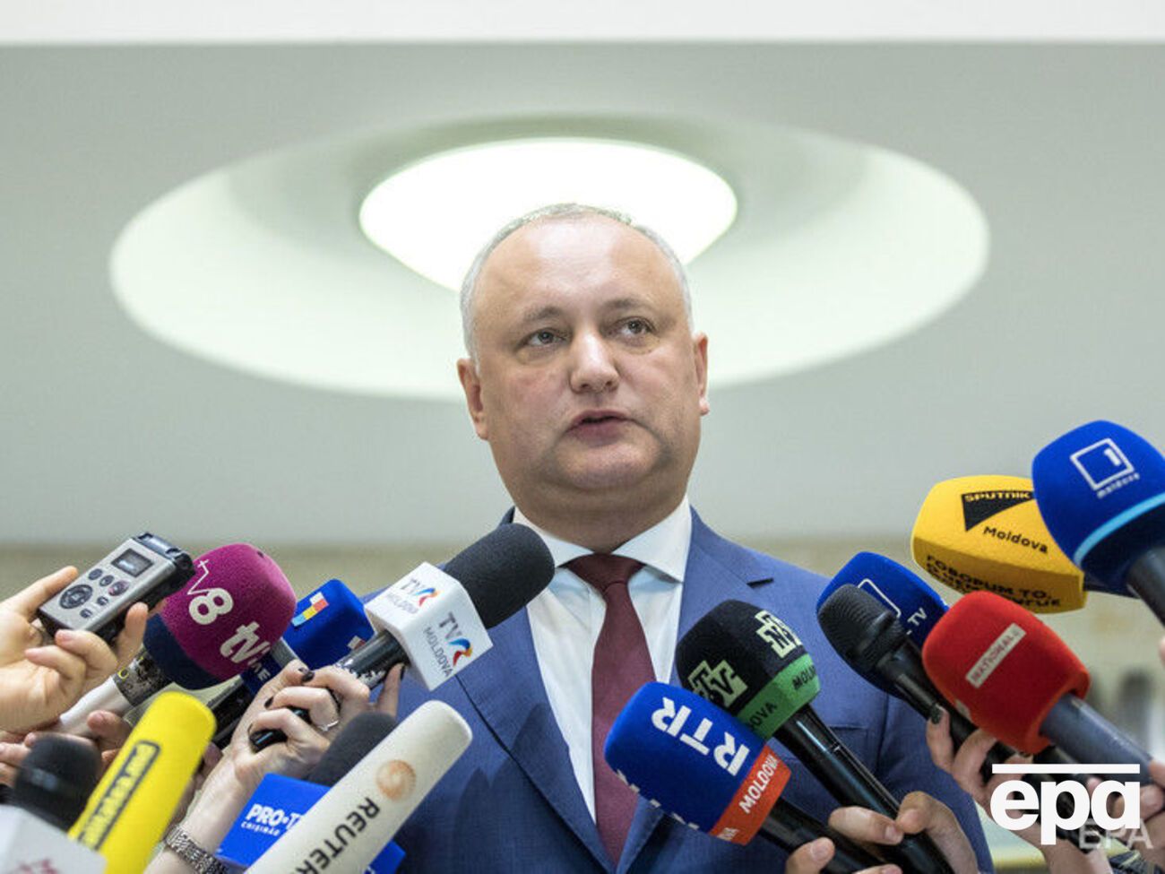 Конституційний суд Молдови тимчасово усунув Додона від виконання обов'язків