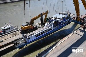 Плавучий кран поднял затонувший катер и поместил его на баржу