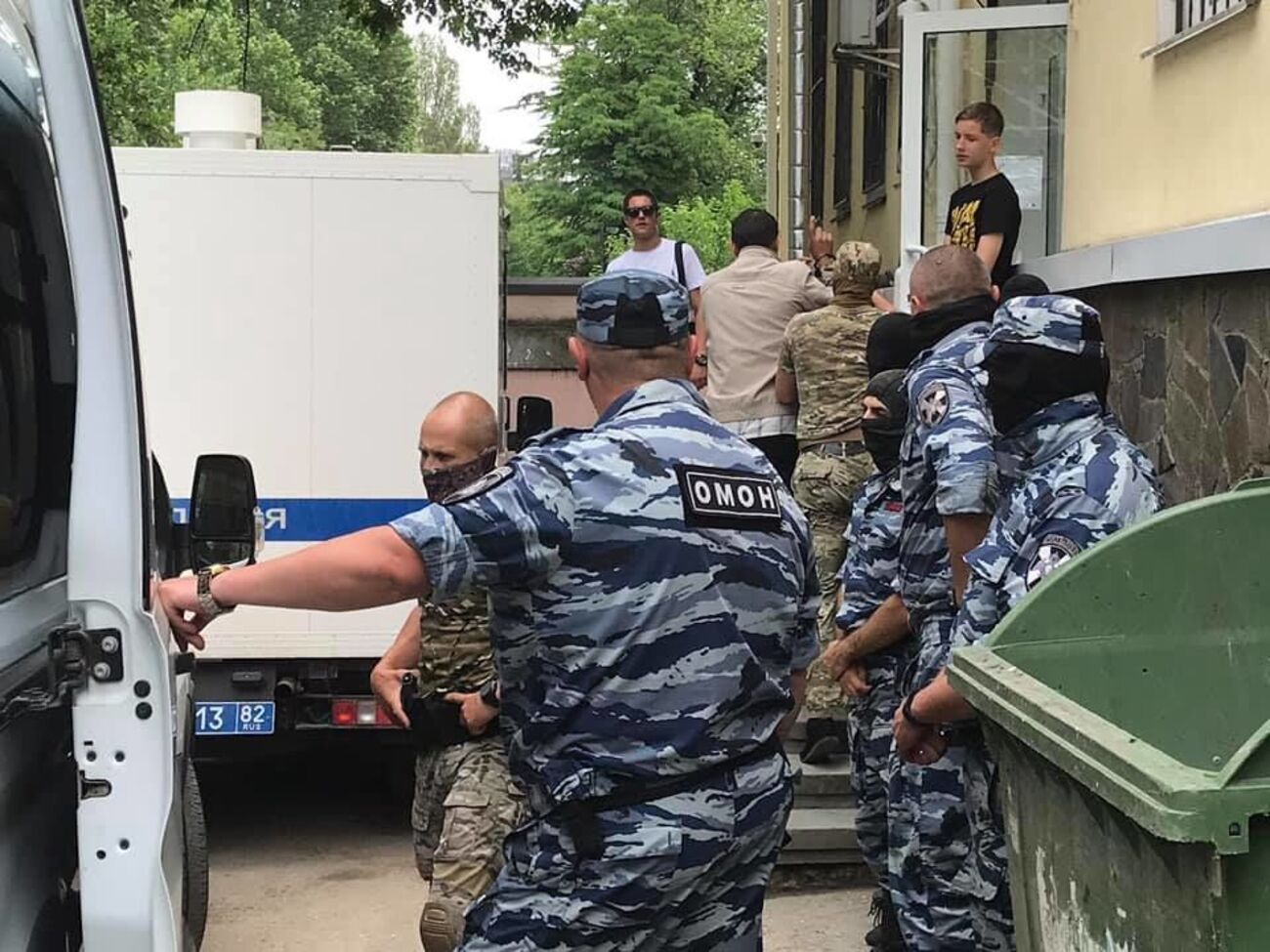 Восемь мужчин были задержаны российскими силовиками 10 июня после обысков в их домах