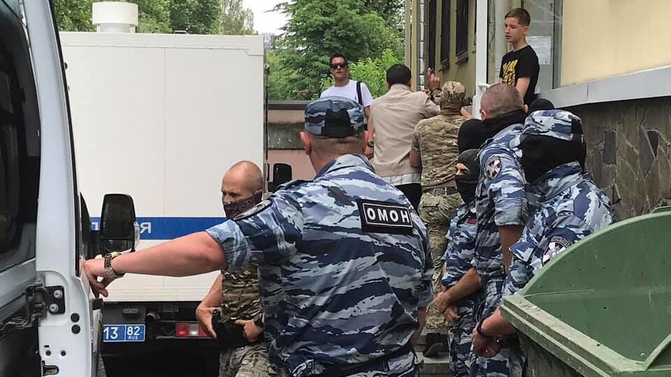 Восемь мужчин были задержаны российскими силовиками 10 июня после обысков в их домах