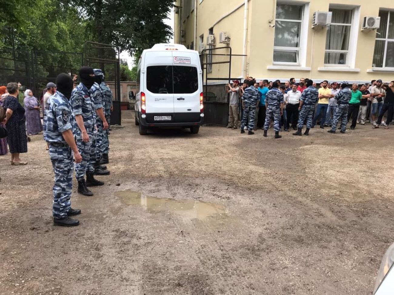 Российские силовики подозревают восьмерых крымских татар в причастности к организации "Хизб ут-Тахрир"