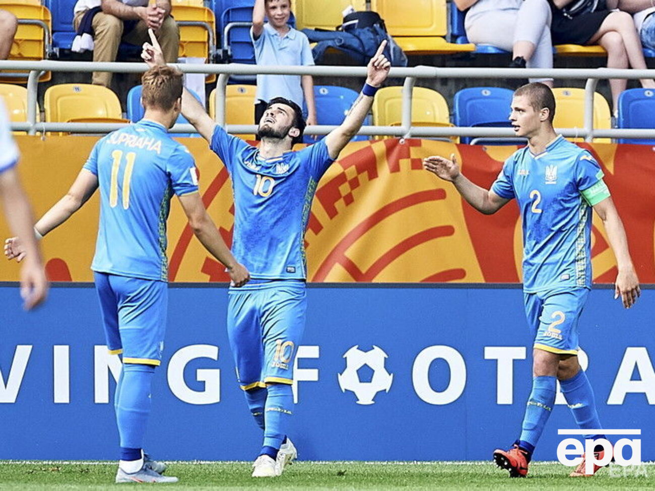 Булеца (№10) празднует взятие ворот итальянцев