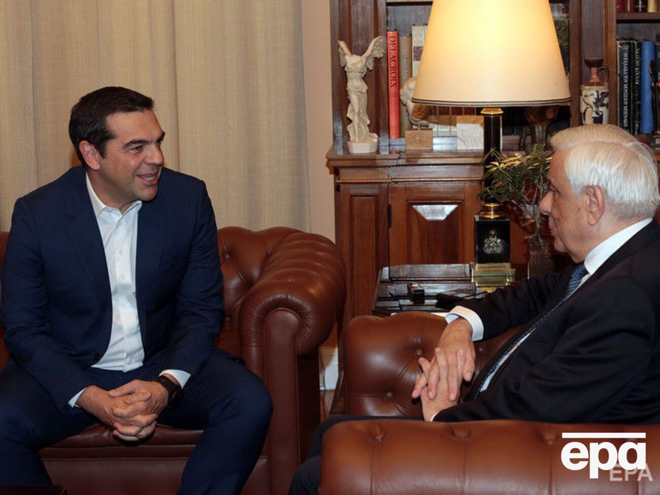 Ципрас (слева) попросил Павлопулоса (справа) провести выборы на три месяца раньше срока